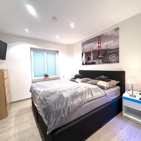 Ferienwohnungen Arp "2D" Mit Terrasse Und Parkplatz Itzehoe Bagian luar foto